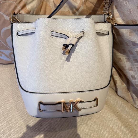 Michael Kors bucket bag - Picture 3 of 9